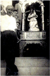 la statua della madonna della catena sulla soglia della chiesa omonima: in primo piano il sig. Adamo, poi, il sig. Nastasi