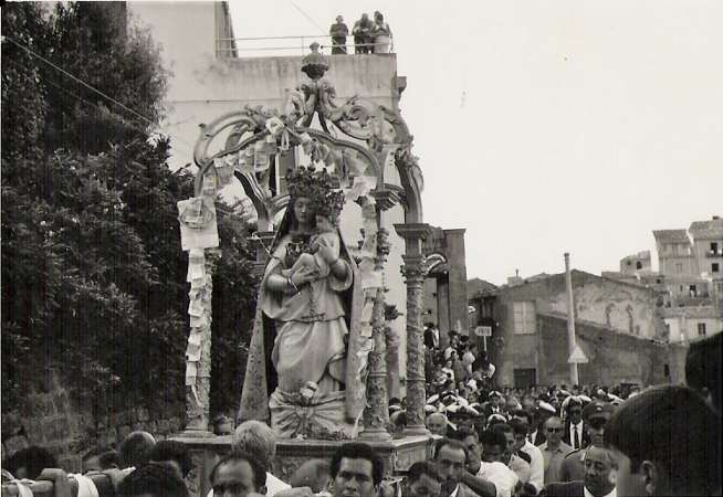 la processione della Madonna della Catena, subito dopo l'abitazione del dr. Arnaldo Butt�, nei prressi del noce del miracolo