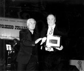 il Premio Italia: don Anastasi premia Antonio per 25 anni di attivit� nel settore  gastronomico - 1996