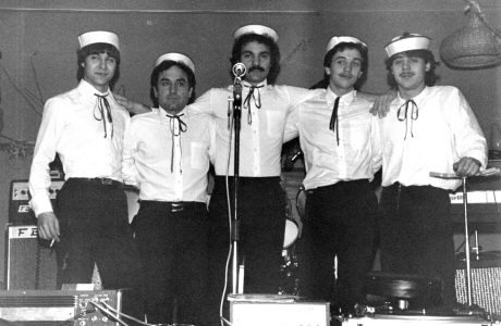 un gruppo di italiani che faceva musica; antonio faceva il presentatore - 1977/78 circa