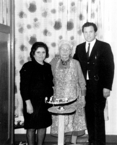 ad hannover con la moglie e la signora shinegen di anni 95, che li ospitava, 1976