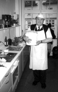 antonio prepara la pizza alla Missione, 1990