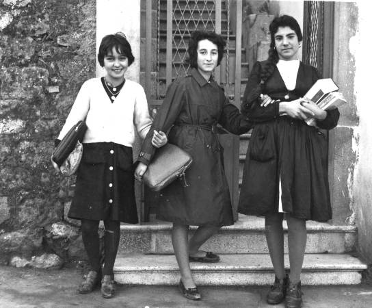 alcune studentesse della scuola media di librizzi - gennaio 1962, davanti l'ambulatorio del dr. arnaldo butt� - da sinistra: nina salemi, maria campochiaro, giuseppina giovenco